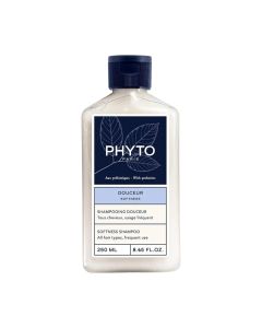 Phyto SOFTNESS šampon za svakodnevno pranje 250 ml -  čisti kosu cijele obitelji* s najvećim poštovanjem prema vlasištu. Kosa je mekša, podatnija i sjajnija. Bijelo plava boca proizvoda na bijeloj pozadini.