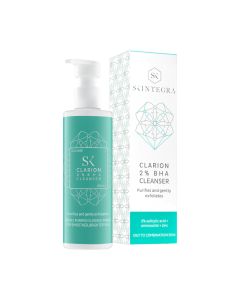 Skintegra Clarion 2% BHA Cleanser 200 ml - mikroeksfolirajući negranularni gel za čišćenje kombinirane i masne kože sklone začepljenim porama i upalnim procesima. Zeleno bijela boca s pumpicom i kutija proizvoda na bijeloj pozadini.