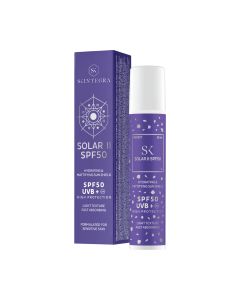 Skintegra Solar II SPF50 50 ml - Skintegra Solar II SPF50 je hidratizirajući i matirajući fluid za kožu lica koji pruža vrlo visoku UV zaštitu širokog spektra (UVA + UVB). Ljubičasto bijela kutija i bočica proizvoda na bijeloj pozadini.