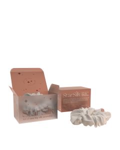 StarSilk Svilena gumica za kosu 1 kom - LARGE - Potpuni glamur sa StarSilk gumicom. Crna, crvena, bijela i zlatna svilena gumica i ruke žene sa crnim lakom kako dodiruje zlatnu i bijelu gumicu.