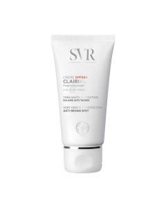SVR Clairial krema SPF 50+ reducira i sprječava smeđe mrlje nastale tijekom trudnoće ili zbog osjetljivosti na svjetlost, zbog izloženosti suncu! Bijelo srebrna tuba proizvoda na bijeloj pozadini.
