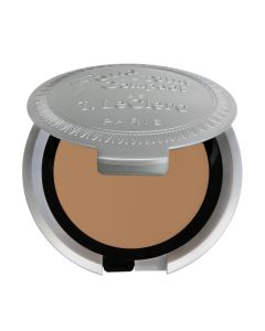 T.LeClerc Kremasti kompaktni puder - 04 PRALINE NATUREL - dostupan u 4 nijanse. Poboljšava vašu ljepotu dajući vašem licu svilenkasti finiš prirodnog izgleda. Proizvod je u svojoj srebrnoj kutijici na bijeloj pozadini.