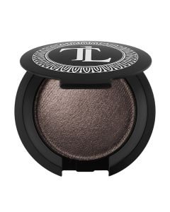 T.LeClerc Sjenilo za oči - TAUPE ECLATANT 2,5 g - suptilno preljevna boja s ljubičastim odsjajima za suptilan i elegantan dodir boje. Preljevno ljubičasta boja sjenila u svojoj crnoj kutijici na bijeloj pozadini.