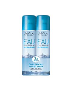 Uriage 2 x TERMALNA VODA 300 ml DUO PAKIRANJE - voda za njegu i osvježenje osjetljive kože lica, tijela i mukoznih membrana, po prirodnom sastavu slična fiziološkoj otopini soli. Plavo bijelo pakiranje dviju boca s špricom na bijeloj pozadini.
