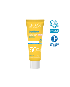 Uriage BARIESUN SPF50+ TONIRANA KREMA CLAIRE 50 ml - novo Bariésun kombinira moćan kompleks za filtriranje i dva dermatološka tretmana za zaštitu kože od UVA, UVB zraka i plavog svjetla. Proizvodu u žutoj tubi na bijeloj pozadini.