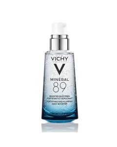 Vichy MINÉRAL 89 BOOSTER Dnevni booster za snažniju i puniju kožu, 50 ml - jedinstvena formula oslanja se na patentiranu tehnologiju: mješavinu 89 % vulkanske vode Vichy i s hijaluronskom kiselinom. Bijelo plava bočica s pumpicom na bijeloj pozadini.
