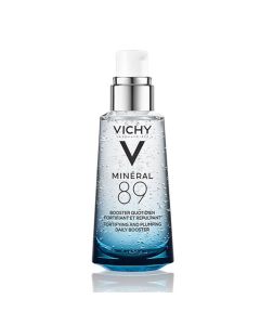Vichy MINÉRAL 89 BOOSTER Dnevni booster za snažniju i puniju kožu, 50 ml - jedinstvena formula oslanja se na patentiranu tehnologiju: mješavinu 89 % vulkanske vode Vichy i s hijaluronskom kiselinom. Bijelo plava bočica s pumpicom na bijeloj pozadini.