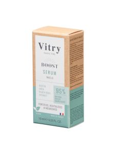 Vitry Boost serum za nokte 10 ml - njegova veganska formula, obogaćena ekstraktom crne ruže i ureom, sastoji se od 95% sastojaka prirodnog podrijetla. Smeđe zeleno bijela kutija proizvoda na bijeloj pozadini.
