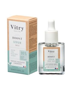 Vitry Boost serum za nokte 10 ml - njegova veganska formula, obogaćena ekstraktom crne ruže i ureom, sastoji se od 95% sastojaka prirodnog podrijetla. Smeđe zeleno bijela kutija proizvoda na bijeloj pozadini.