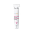 SVR SENSIFINE AR SPF50+ krema za kožu sklonu crvenilu. Izvrsno se upija, nemasne je i hidratizirajuće teksture, vraća osjećaj ugode odmah po nanošenju. Ne sadrži boje, ne ostavlja bijele tragove. Bijelo roza tuba proizvoda na bijeloj pozadini.
