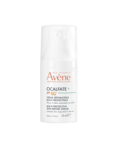Avène Cicalfate+ zaštitna krema za obnovu kože SPF50+ 30 ml - 2-u-1 obnavljajuća njega koja štiti nadraženu kožu izloženu suncu i pomaže u sprječavanju nastanka ožiljaka.