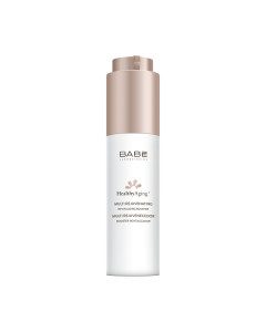 BABÉ HealthyAging+ Anti-age booster 50 ml - pojačava sjaj, čvrstoću i elastičnost kože, smanjuje bore i ujednačava ton kože, zahvaljujući visokoj koncentraciji energizirajućih aktivnih sastojaka. Bijelo smeđa bočica s pumpicom na bijeloj pozadini.