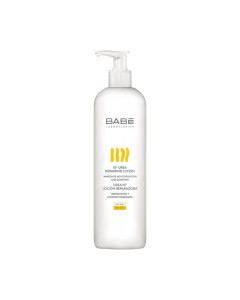 BABÉ 10% Urea losion 500 ml - urea aktivni sastojak koji sprječava gubitak vlage kroz kožu, omogućujući učinkovitiju, dublju hidrataciju i smanjujući ljuštenje kože. Bijelo narančasta boca s pumpicom na bijeloj pozadini.