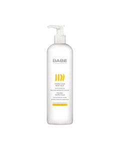BABÉ Hydra-Calm Mlijeko za tijelo 500 ml -  s kamilicom, uljem jojobe, sojinim uljem i shea maslacem, smanjuje osjetljivost i jača prirodnu zaštitnu barijeru kože. Bijelo žuta boca s pumpicom na bijeloj pozadini.
