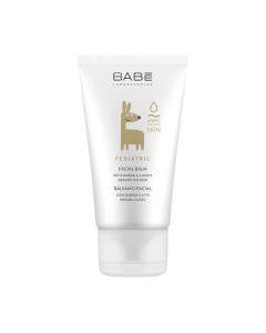 BABÉ Pediatric Atopic Balzam za lice 50 ml - pomaže obnoviti kožu tako što je dubinski hidratizira i hrani. Njegova formula  obnavlja, jača prirodnu barijeru kože. Bijelo smeđa tuba proizvoda na bijeloj pozadini.