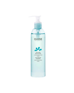 BABÉ Umirujući micelarni gel 240 ml - ispire se, za sve tipove kože, čak i za najosjetljiviju. Idealno za mješovitu kožu ili za one koji preferiraju pjenasti gel za čišćenje. Bijelo plava bočica s pumpicom na bijeloj pozadini.