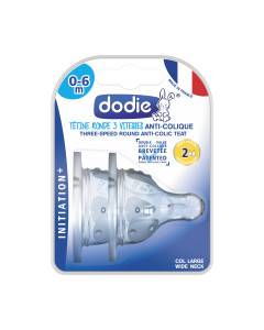 Dodie Silikonski okrugli sisači + Anti-colic 0-6 mj, 2 kom - s 3 brzine omogućuju prilagodbu protoka bebinom ritmu sisanja, poravnavanjem oznake s bebinim nosom tijekom obroka. Bijelo plava kutija proizvoda na bijeloj pozadini.