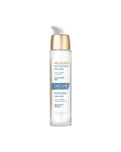 Ducray Melascreen PHOTO-AGING GLOBAL serum 30 ml - tretman koji sprječava i ispravlja znakove foto starenja poput tamnih mrlja, bora i gubitka čvrstoće. Bijelo zlatno plava bočica s pumpicom na bijeloj pozadini.