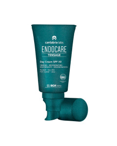 ENDOCARE Tensage Day Cream SPF30 50 ml - brzo upijajuća dnevna krema koja djeluje na bore i gubitak čvrstoće, pruža trenutni učinak učvršćivanja i rekonstruira izgled lica. Zeleno bijela tuba proizvoda na bijeloj pozadini.