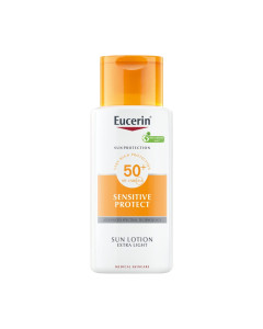 Eucerin Sensitive Protect ekstra lagani losion za zaštitu od sunca SPF 50+, štiti od oštećenja kože uzrokovanog suncem. Prikladan za atopičnu kožu. Ekstra lagani losion za sunčanje se odmah upija i vodootporan je. Narančasto bijela boca proizvoda na bijel