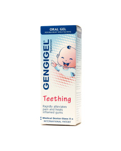 Gengigel Prvi zubići 20 ml - gel koji olakšava bol i oticanje desni te pomaže u zacjeljivanju desni prilikom nicanja zuba. Bijelo plavo crvena kutija proizvoda na bijeloj pozadini.