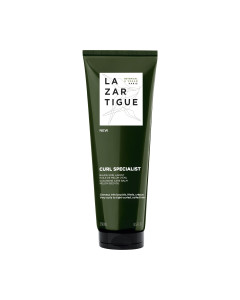 Lazartigue CURL SPECIALIST balzam za pranje kovrčave kose 250 ml - balzam za pranje s uljem koštice pustinjske dinje nježno čisti i umiruje vlasište. Zeleno bijela tuba proizvoda na bijeloj pozadini.