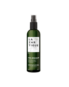 Lazartigue CURL SPECIALIST sprej za kovrčavu kosu 250 ml - sprej obogaćena s uljem koštice pustinjske dinje, odmah po nanošenju redefinira kovrče. Zeleno bijela bočica s špricom na bijeloj pozadini.
