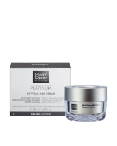 MartiDerm Platinum GF Vital Age krema za suhu kožu 50 ml - hrani kožu i daje joj prirodnu blistavost. Poboljšava teksturu i stanje kože, hidratizira, obnavlja i učvršćuje. Bijelo srebrna kutija i bočica proizvoda na bijeloj pozadini.