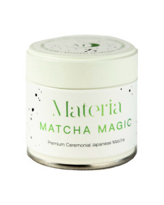 Materia Matcha 30 g - napravljena je od najfinijih mladih listova zelenog čaja u Japanu. Smatra se i jednim od najzdravijih napitaka na svijetu, zahvaljujući bogatstvu antioksidansa, aminokiselina, vitamina i minerala.