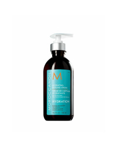 MOROCCANOIL Hydrating styling cream - Hidratantna krema za hidrataciju i oblikovanje 300 ml
Oblikovanje kose s mekanim, prirodnim osjećajem zahtijeva lagani dodir i pametan proizvod. Hidratantna krema za oblikovanje idealan je partner. Pruža meku postoja