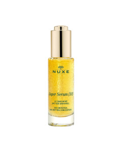NUXE Super Serum[10] Univerzalni anti-age koncentrat 30 ml - koža se ponaša kao da je 10 godina mlađa. Napravljen je za sve tipove kože. Zlatno zelena bočica proizvoda na bijeloj pozadini.
