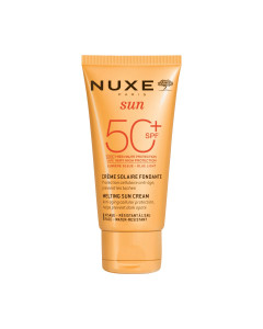 NUXE SUN Topiva krema za visoku zaštitu kože od sunca SPF 50, 50 ml - za glamuroznu preplanulost i staničnu anti age zaštitu kože te sprječavanje nastanka tamnih pjega. Zlatna tuba proizvoda na bijeloj pozadini.
