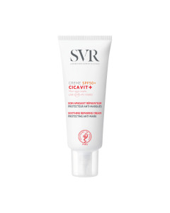 SVR CICAVIT+ krema SPF50+ 40 ml - za oštećenu, oslabljenu, iritiranu osjetljivu kožu koja se izlaže suncu. Ovaj intenzivan umirujući tretman ubrzava obnavljanje kože sedam puta. Bijelo crvena tuba proizvoda na bijeloj pozadini.