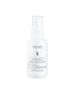 Vichy Capital Soleil UV-Age fluid za zaštitu od sunca SPF50+ bezbojni - je fluid na bazi vode s učinkom pomlađivanja koji pruža naprednu UVA i UVB zaštitu. Proizvod je u bijeloj bočici s pumpicom na bijeloj pozadini.
